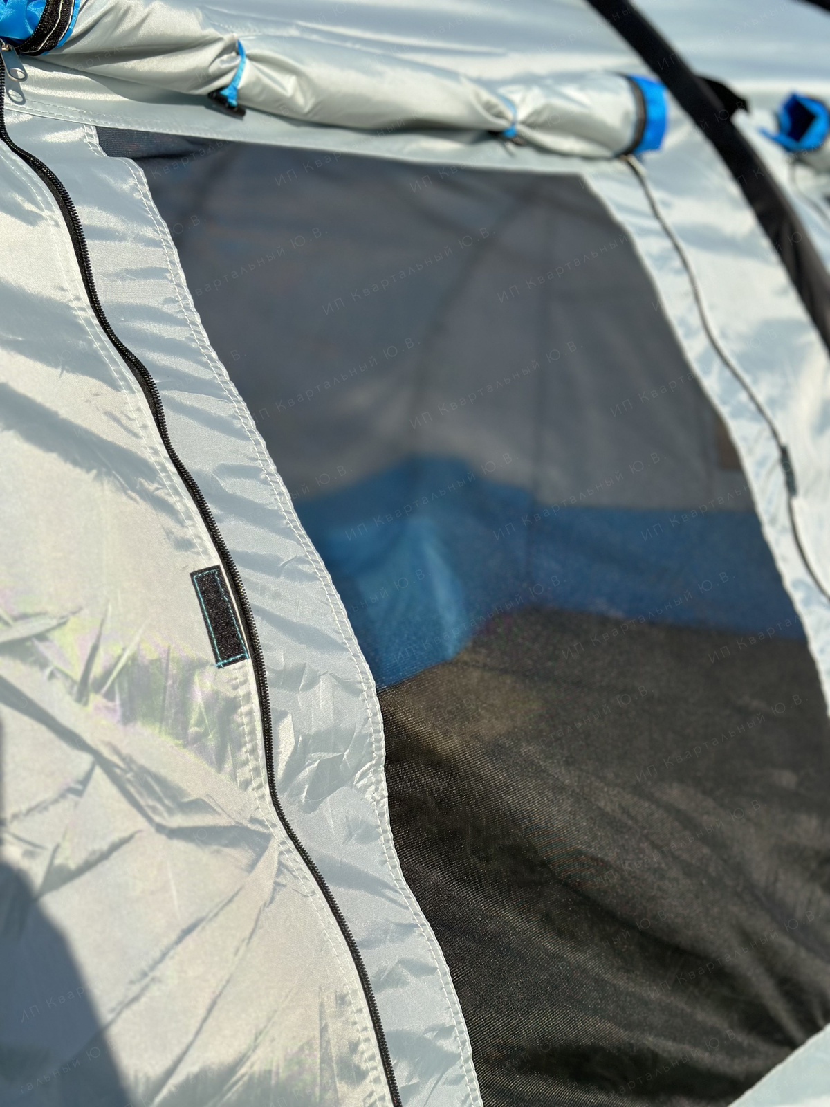 5 больших окон внешнего тента на молнии и оснащены москитными сетками. Создают светлое пространство внутри. Также, благодаря им в палатке отличная вентиляция.