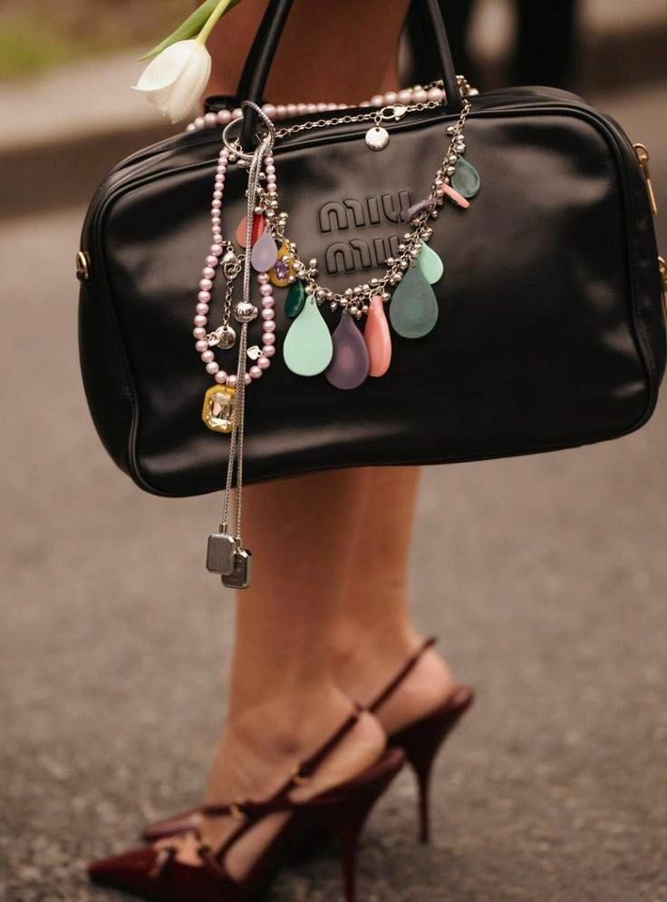 разнообразные стильные аксессуары: сумки, очки, украшения