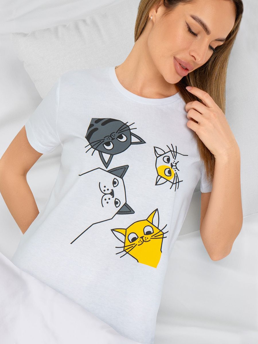 Үлкен сиськи, дымқыл футболка киіп, жұлқылайды