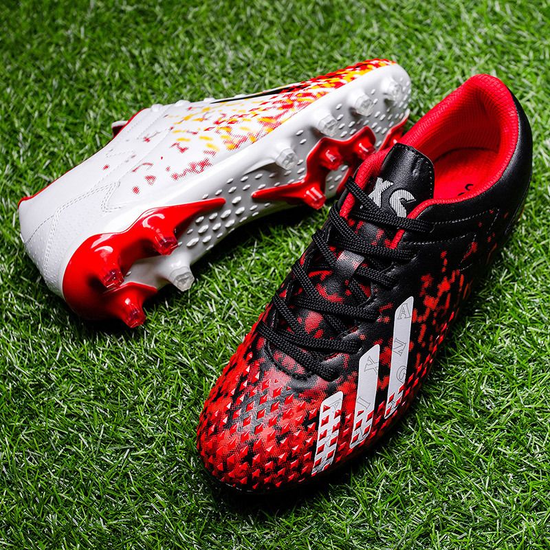 футбольные бутсы крупным планом на фоне газона