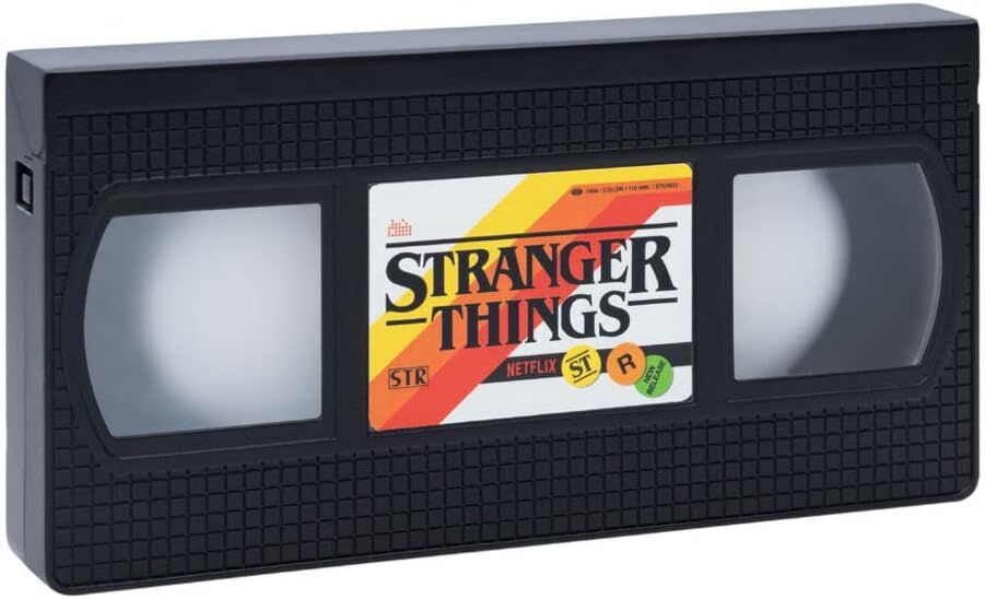 Очень странные дела / Stranger Things Настольный светильник Логотип на кассете