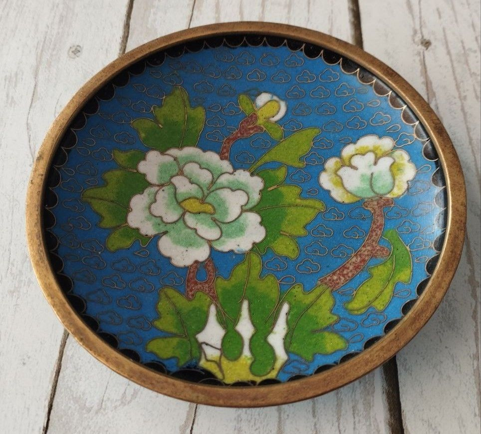 Розетка блюдце с цветочным декором на синем фоне, выполненная в технике ...