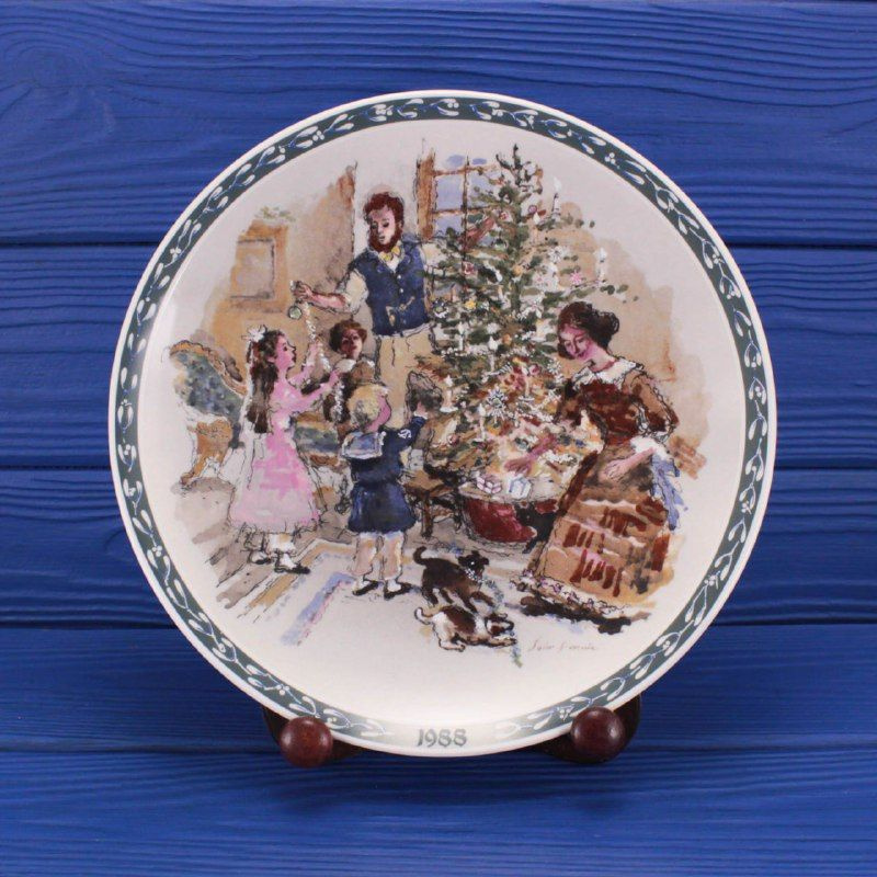 Декоративная тарелка Wedgwood 4179A DECORATING THE CHRISTMAS TREE коллекционной серии JOHN FINNIES VICTORIAN #1