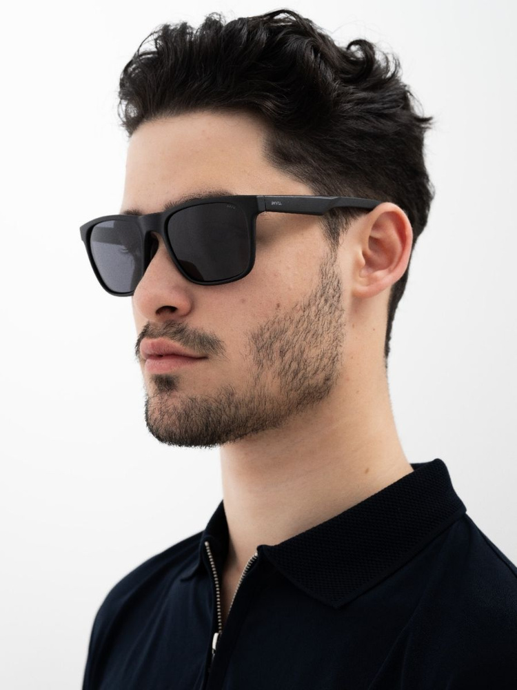 Классические мужские очки солнцезащитные INVU IB22462A Polarized с прорезиненными заушниками и носоупорами #1
