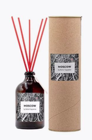 Stella Fragrance, Аромадиффузор Moscow, 100 мл., 1 шт. Ароматический диффузор Moscow — теплый пряный аромат с фруктовыми нотами и тонким сладковатым шлейфом бальзамики и амбры окунут в город, где каждый дом хранит свою тайну, город с особым колоритом. От громких событий до тихой размеренной жизни, от огромных небоскребов до небольших уютных двориков, от шумных проспектов до тихих улочек и скверов. Меры предосторожности: перед применением изучите текст на упаковке. Не ставить на незащищенную окрашенную или полированную поверхность, во избежание повреждения покрытия. Беречь от детей и животных. Беречь от огня. Не принимать внутрь. При попадании в глаза промывать в течение нескольких минут проточной водой. Затем обратиться к врачу и показать ему этикетку. Может вызывать аллергическую реакцию на коже. При попадании жидкости на кожу необходимо промыть с мылом и водой. Опасно для водных организмов. Не рекомендуется вдыхать напрямую из флакона. Совет: для того, чтобы поддерживать уровень ароматизации на должном уровне, периодически переворачивайте палочки. Не рекомендуется вдыхать аромат непосредственно через флакон, дайте палочкам пропитаться и 'слушайте' аромат через палочки.