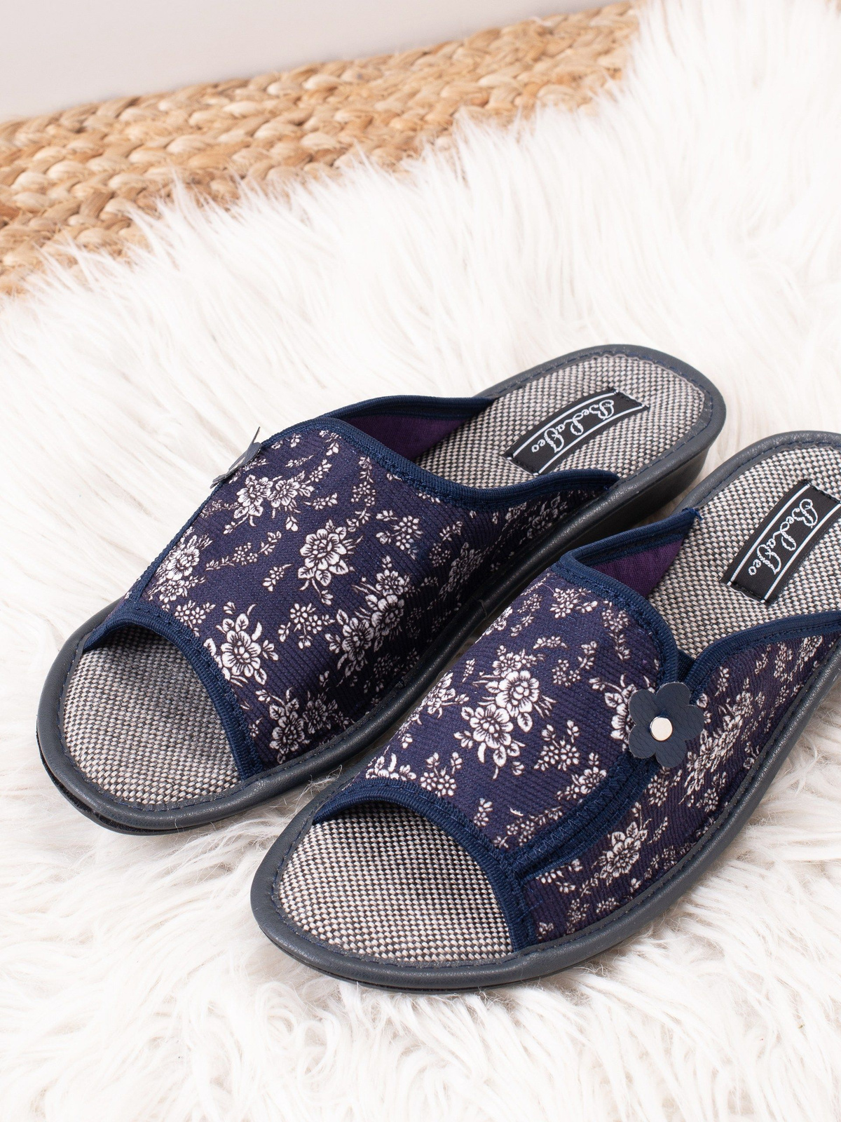 Идеальны для дома и балкона — устойчивая подошва не скользит и не стирается.