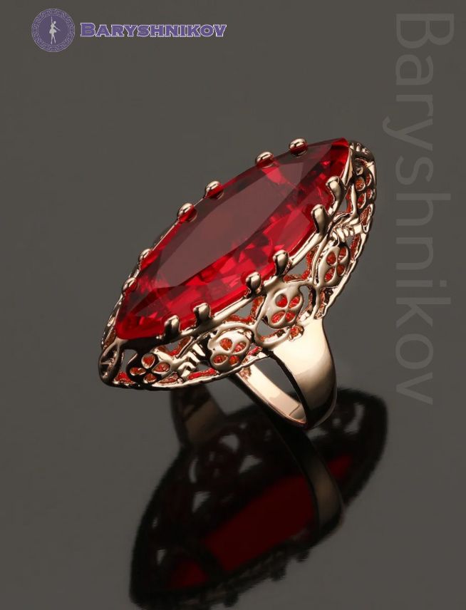 старинный перстень с рубином на черном бархате