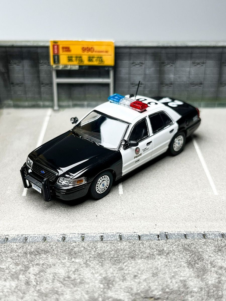 Modellino Diecast 1:64 Rollin – Dodge Charger LAPD 2006 Con Luci LED, Edizione Limitata