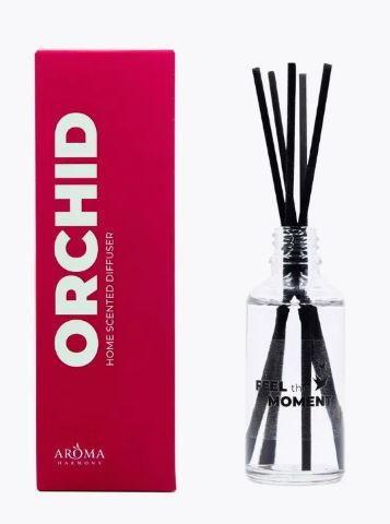 Aroma Harmony, ароматический диффузор Orchid цветочный аромат, 50 мл. Это чувственный цветочный аромат, преисполненный легкости и чистоты, в самом сердце которого орхидея – дикая и гордая, идеально сочетается с ароматом нежной мякоти сочного персика. Этот элегантный цветочный аромат создаст уют и добавит романтики в атмосферу вашего дома. Откройте упаковку, достаньте флакон и палочки. Открутите крышку, вставьте палочки во флакон. Интенсивность аромата можно регулировать количеством палочек. Чем их больше, тем интенсивнее аромат. В более влажных помещениях и на сквозняках срок службы диффузора сокращается.