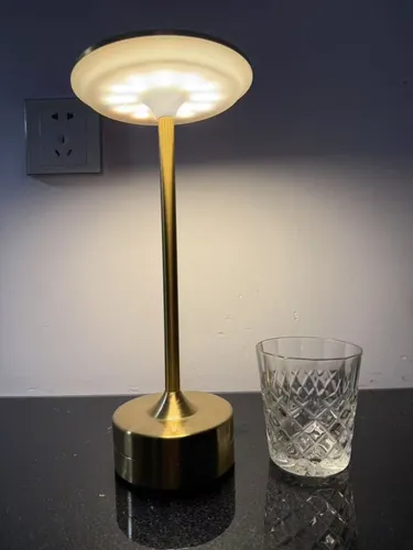 Беспроводная зарядка Маленькая настольная лампа I-образной формы / сенсорная, 3 цвета изменяются