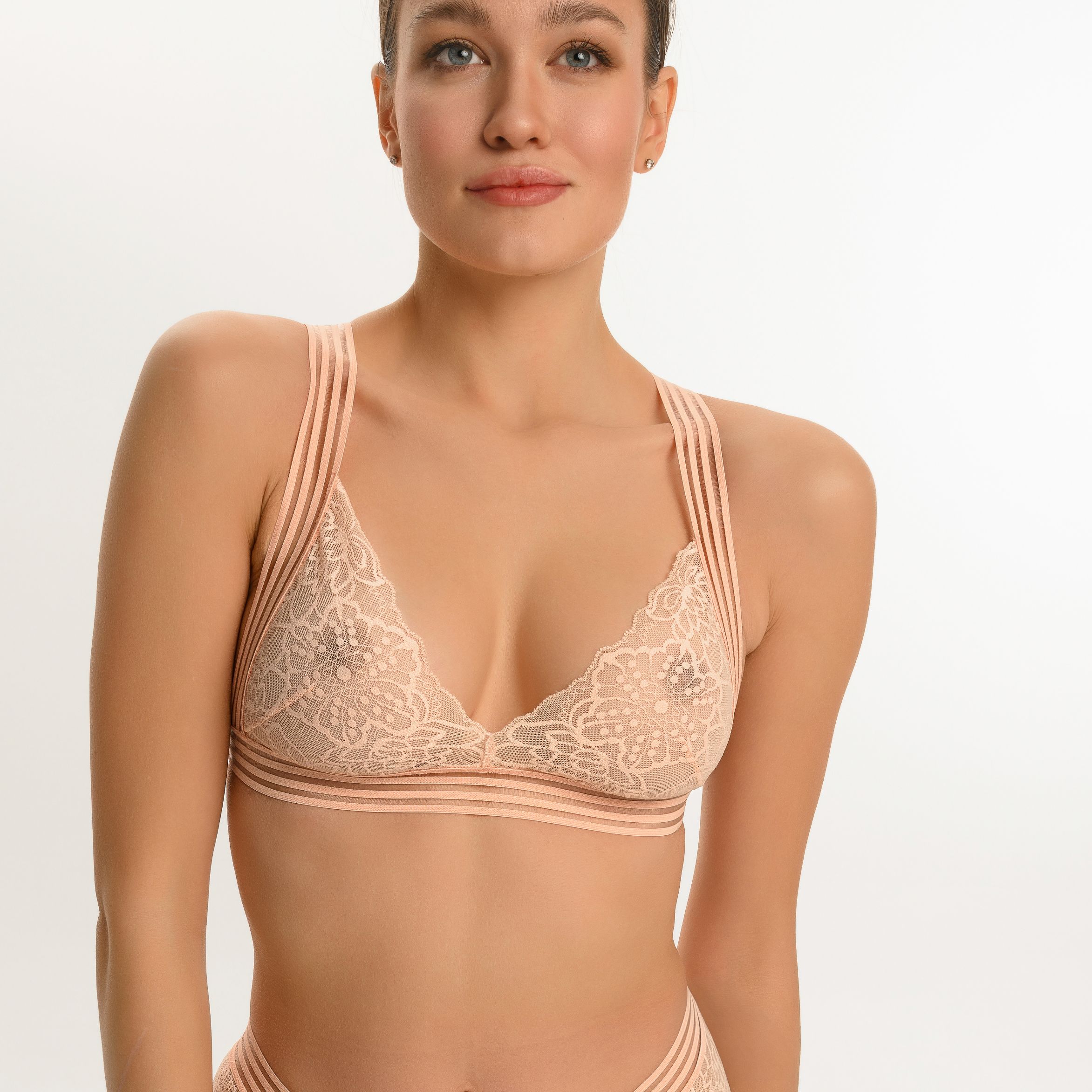 Гимнастика жасап жатқан жалаңаш әйелдер