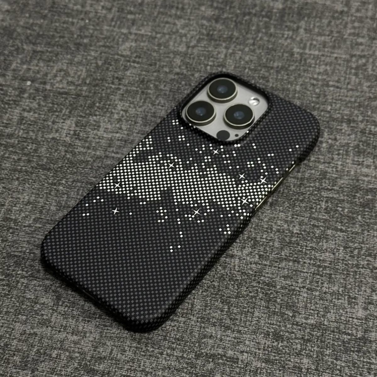 КарбоновыйчехолRikey(кевлар/арамид)дляiPhone15ProточныйаналогPitakaКарбоновыйчехолRikey