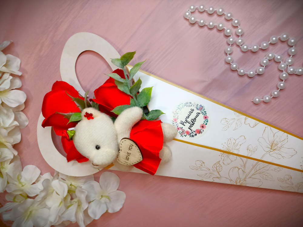 Подарочный букет из мякгой игушки и мыльных роз Мишка в розах  #1