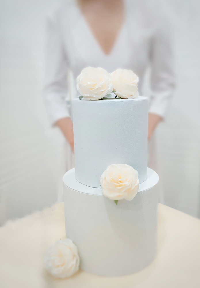Свадебный муляж торта для фотосессии. Двухярусный торт. Пионовидная роза  #1