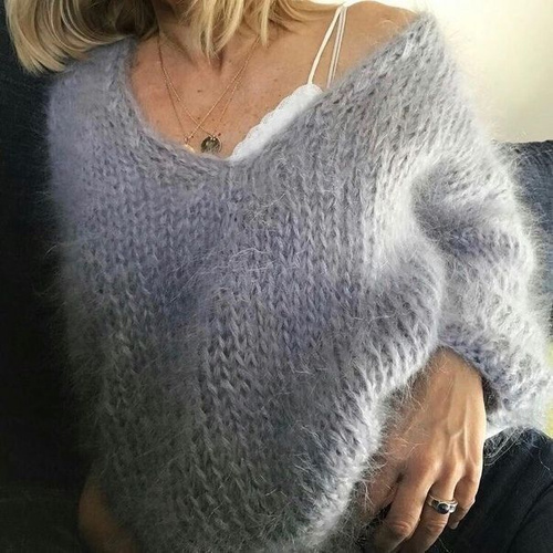 мягкий объемный свитер крупной вязки крупным планом