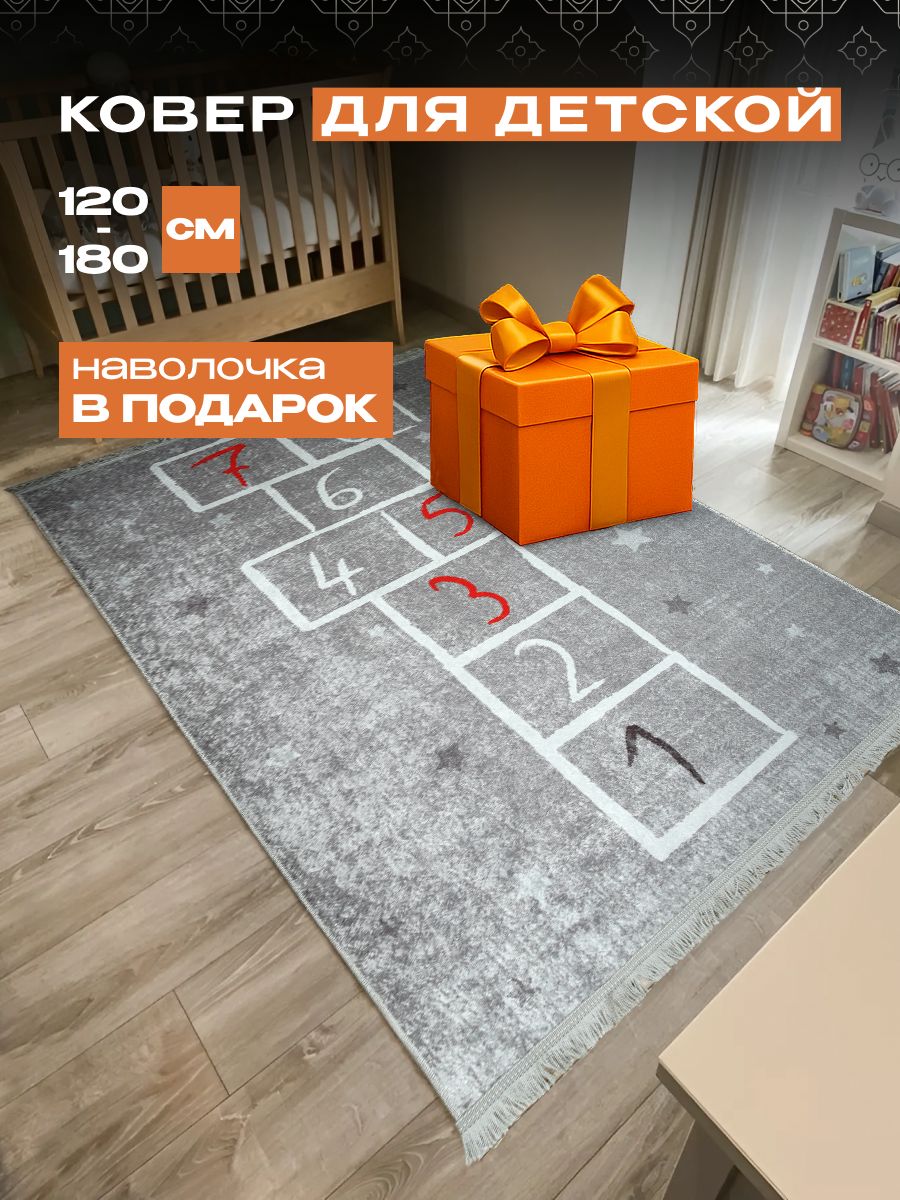 Ребёнок играет на мягком ковре в детской