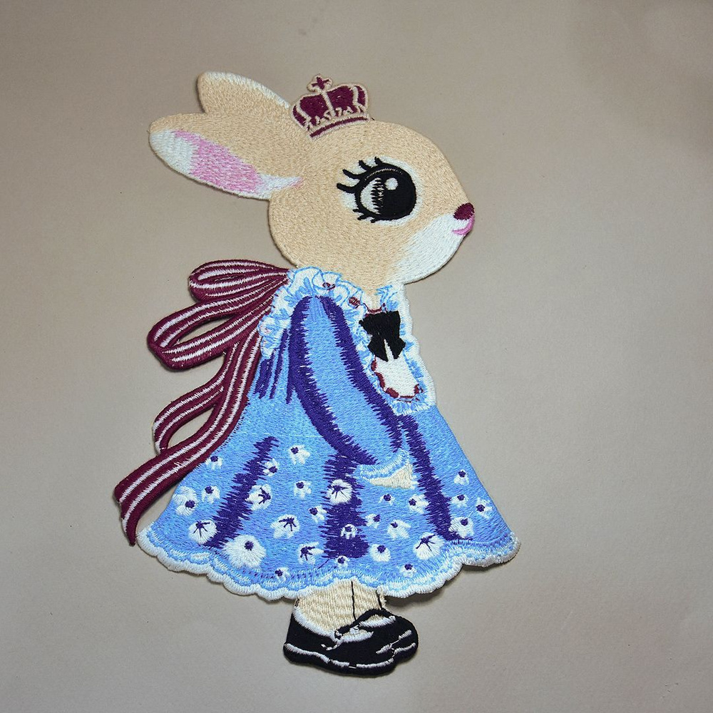 Нашивка, заплатка на одежду "Зайка девочка в короне и голубом платье ...