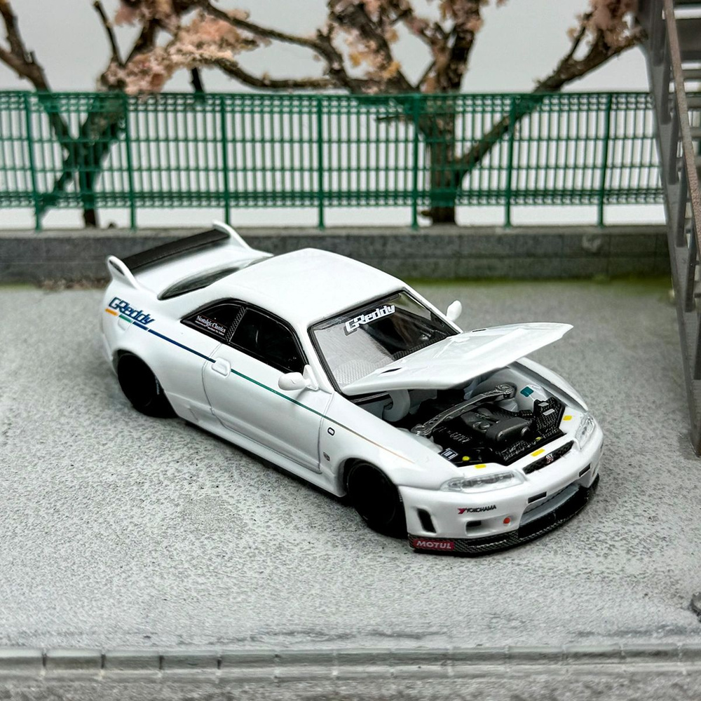 Машинка KAIDO HOUSE Mini Gt 1/64 KHMG113 Nissan Skyline GTR R33 V1 White Die-cast Alloy Car Model Collection #1