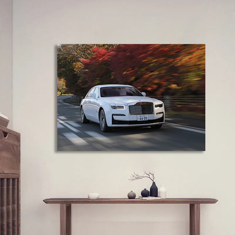 Интерьерная картина белый Rolls-Royce на осенней дороге, 50х70 см, динамичная luxury automotive-фотография #1