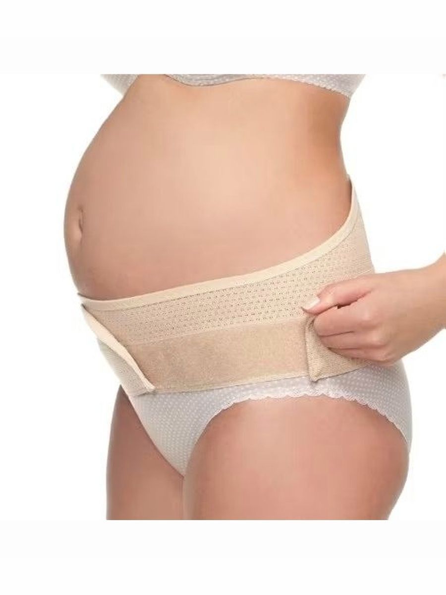 Женщина использует дородовой бандаж