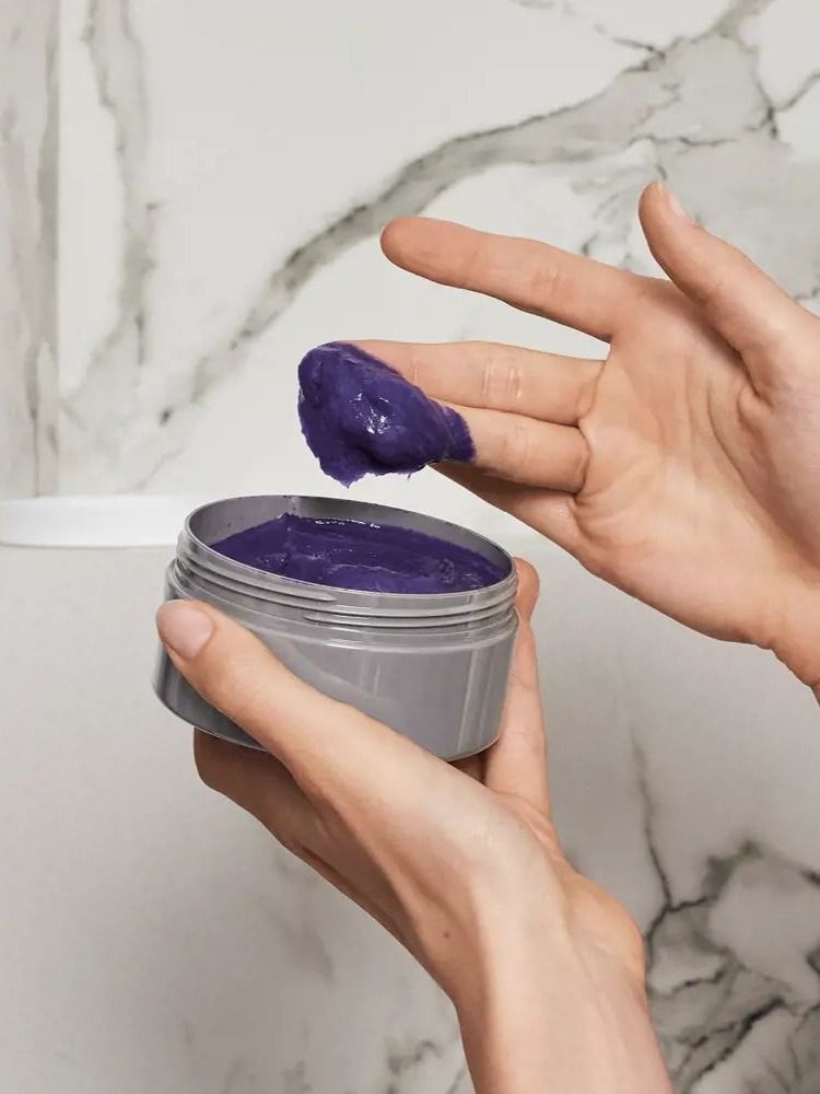 фиолетовый шампунь на ладони