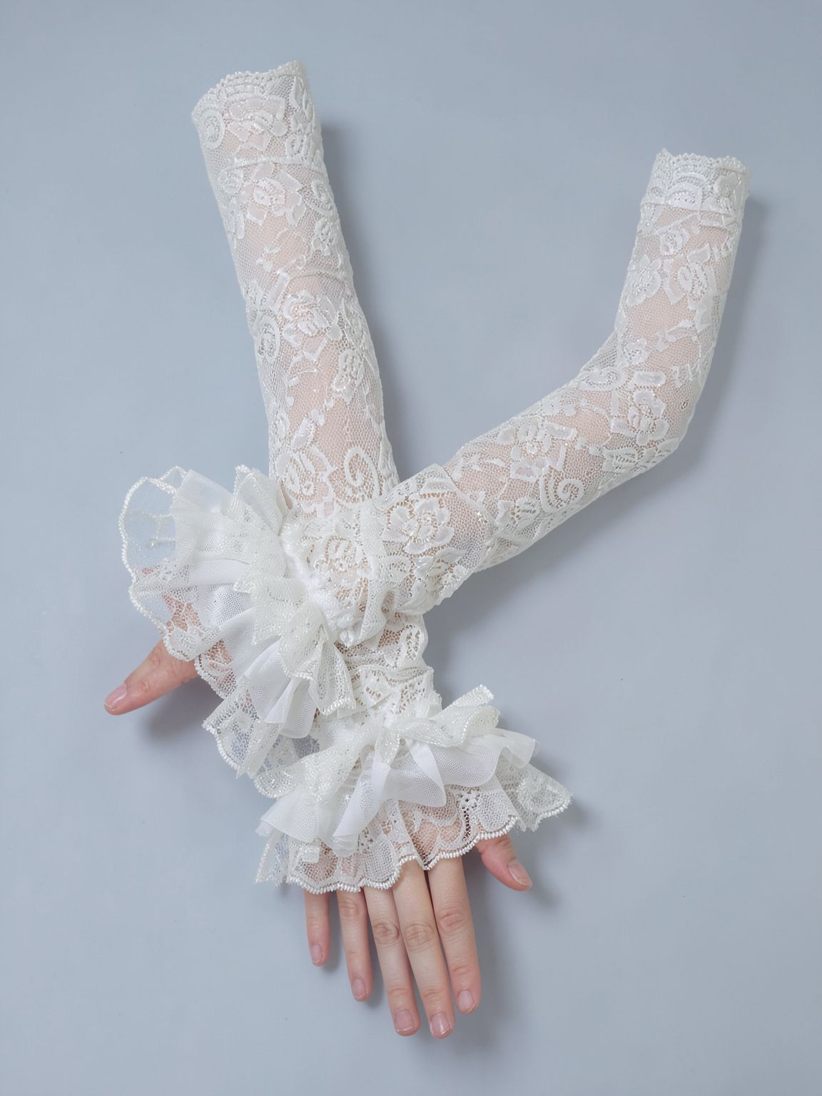Образ для вечеринки с акцентом на аксессуары рук