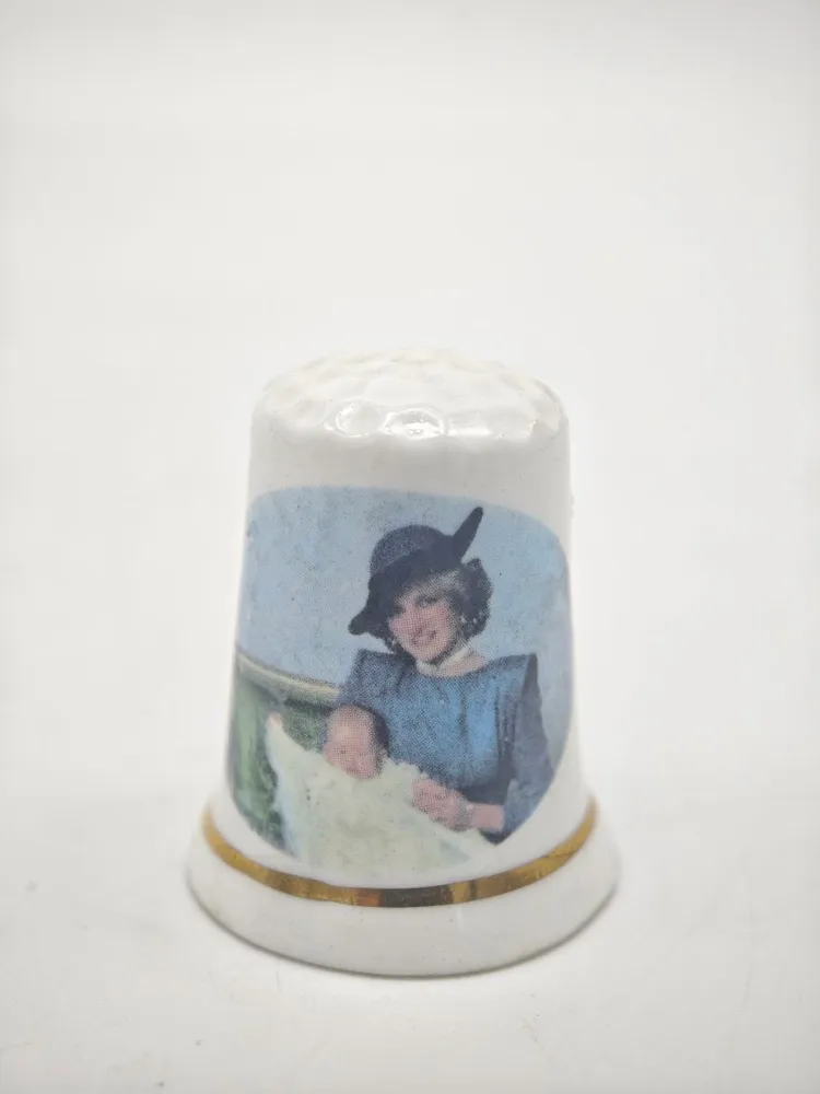 Напёрсток фарфоровый, винтаж. Англия 1980 г. Высота 2,7 см. Вес 7 гр. Дефект по краю, 7 г, фото 4