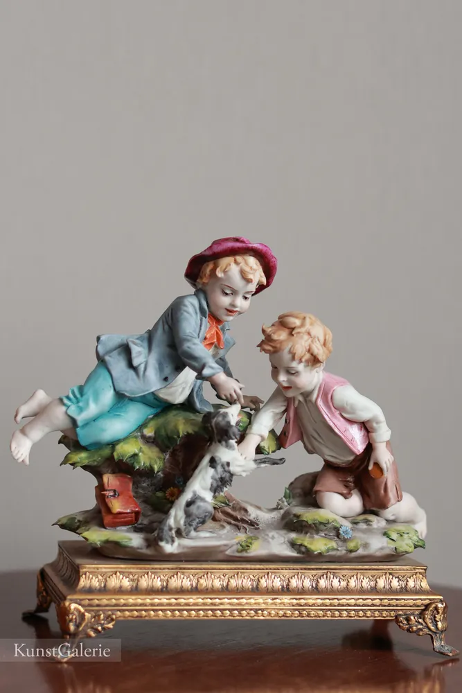 Фарфоровая статуэтка: Мальчишки с собакой, Каподимонте - Luigi Giorgio Benacchio - Triade Capodimonte - Made in Italy, вариант
