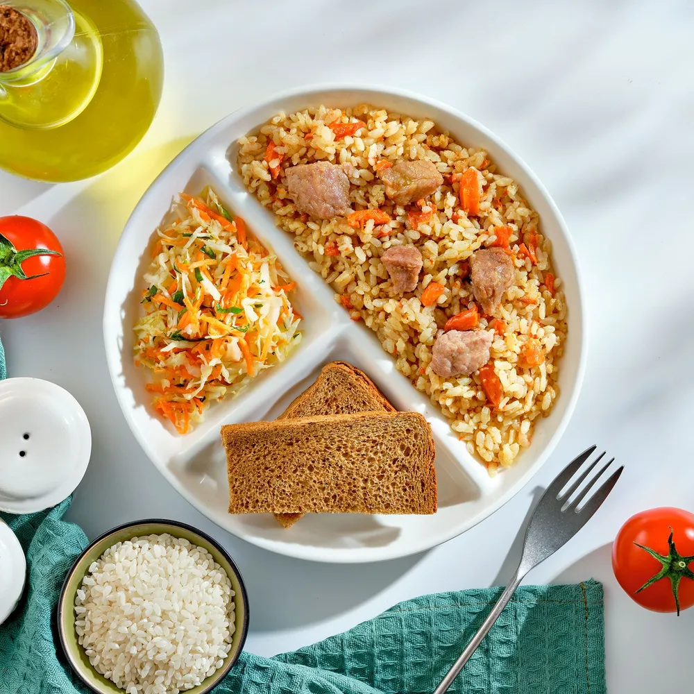 Комплексный обед: плов куриный, салат витаминный, хлеб, 495 г, Домашний очаг, 495 г, фото 2
