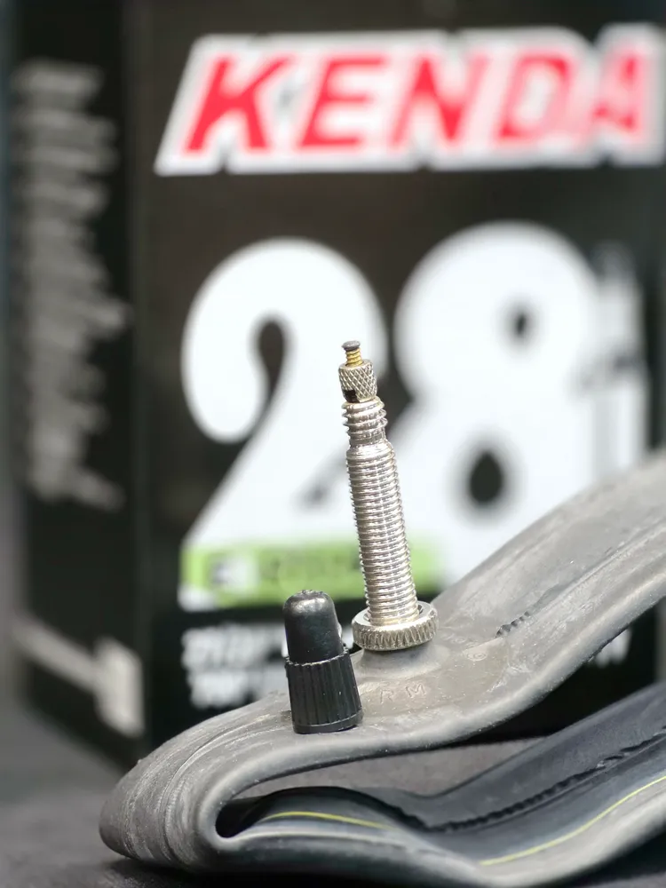 Камера велосипедная Kenda, 700x28/45c, полная резьба ниппеля со стопорным кольцом, тип ниппеля - presta (велосипедный), 700x28, фото 2