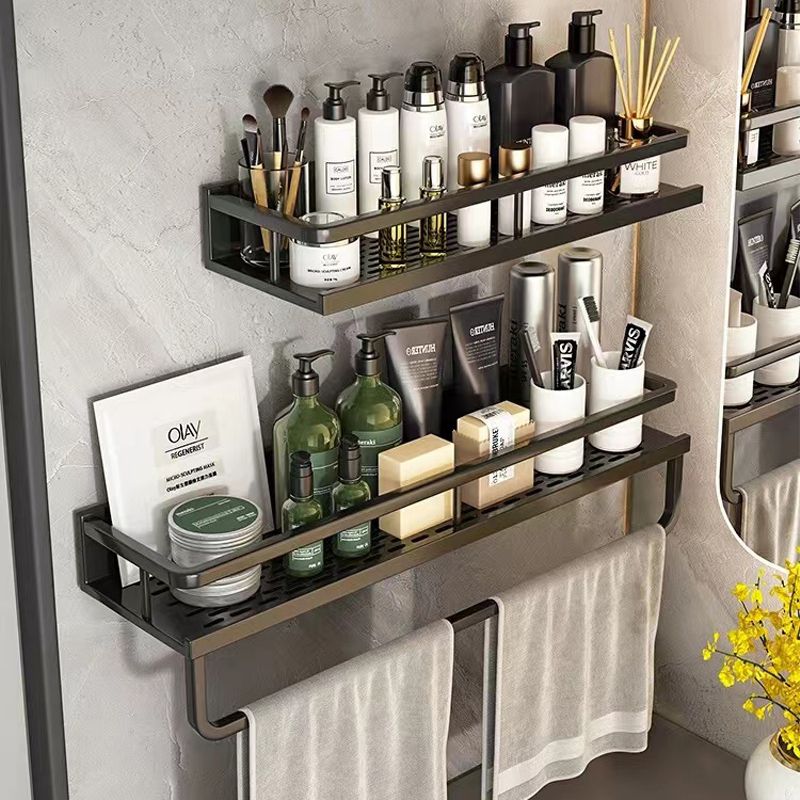 полка с аптечной косметикой в ванной