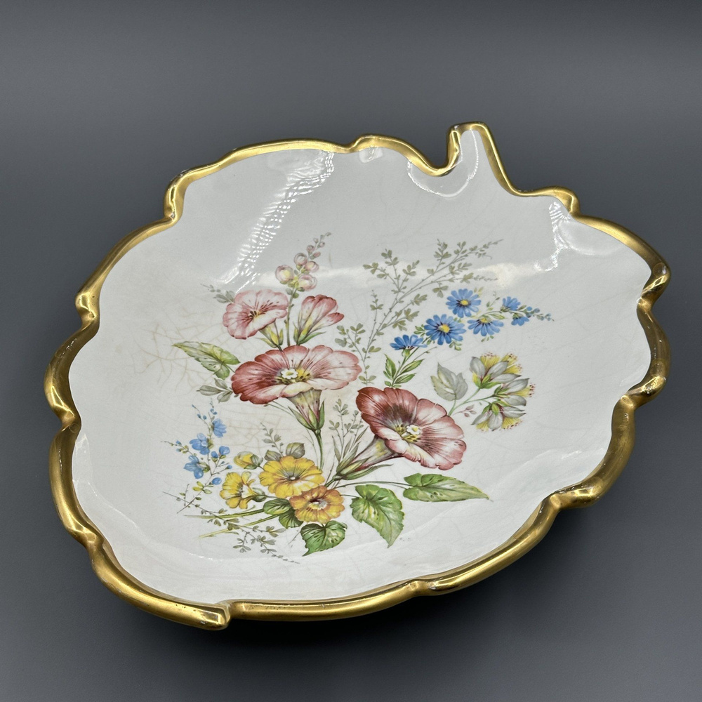 Настенная тарелка в форме листа, украшенная букетом, Porcelaine de Bruxelles, фарфор, деколь, золочение, #1