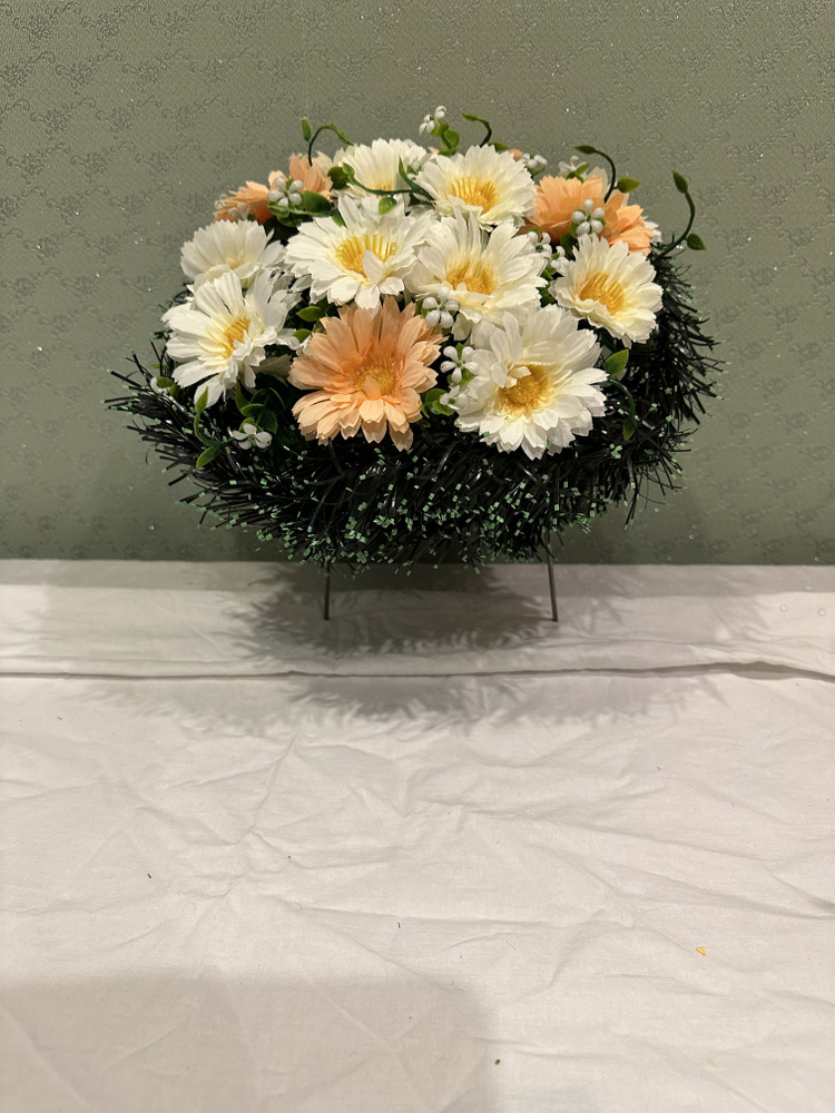 Ритуальная поляна- корзина малая с искусственными цветами/Полянка для ...