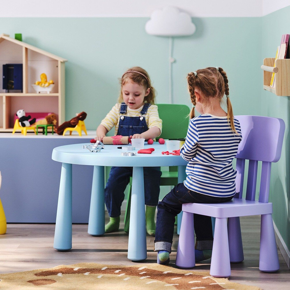 Яркий и эргономичный стол для творчества и учёбы