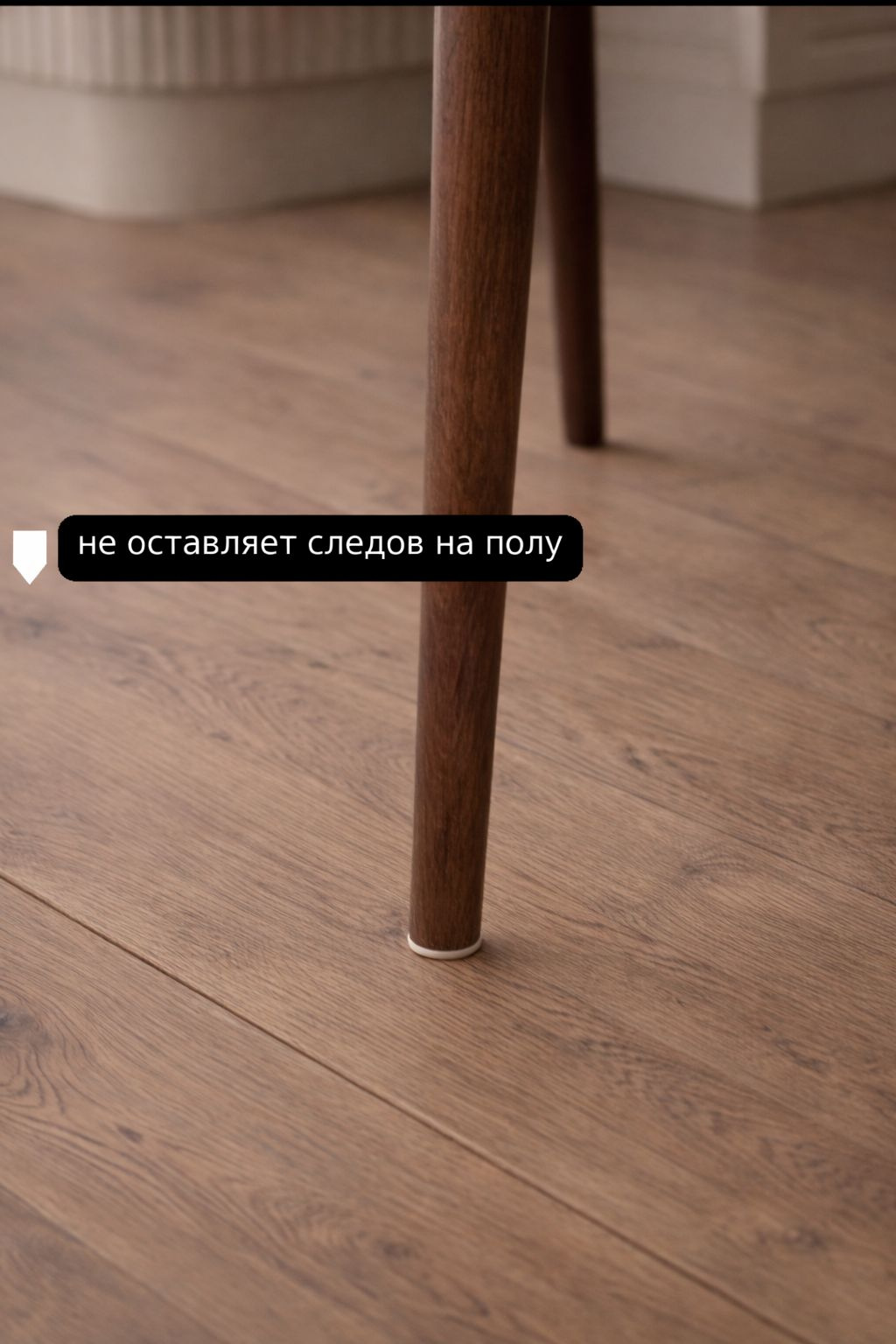 Стулья для кухни помогают создать удобное пространство для ежедневных обедов, семейных встреч и работы за ноутбуком. Стул кухонный мягкий со спинкой рассчитан по высоте для стандартного стола, поддерживает ровную посадку и остаётся комфортным при длительном использовании. Бежевый микровелюр приятен на ощупь и устойчив к износу, поэтому стул для кухни мягкий со спинкой подходит для активной эксплуатации. Стулья на кухню мягкие дополняют современные интерьеры, кухни-гостиные и небольшие пространства. Такой кухонный стул со спинкой будет уместен и у туалетного столика, и на рабочем месте, обеспечивая устойчивую поддержку спины. При необходимости можно докупить стул на кухню для расширения комплекта или оформления гостевого места.