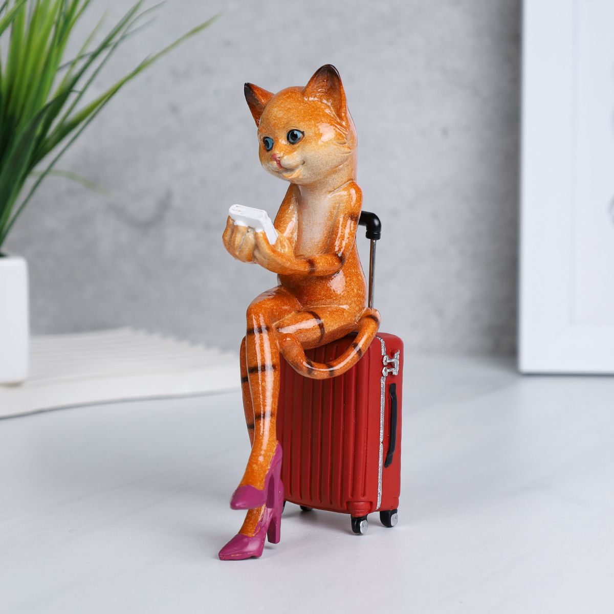 Статуэтка Кошка на чемодане, полистоун, 5 х 10 х 17 см — фото 2