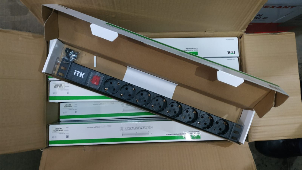 Блок силовых розеток ITK PH12-8D3 PDU 8 розеток нем. стандарт, с LED выключателем,1U, без шнура, вх. #1