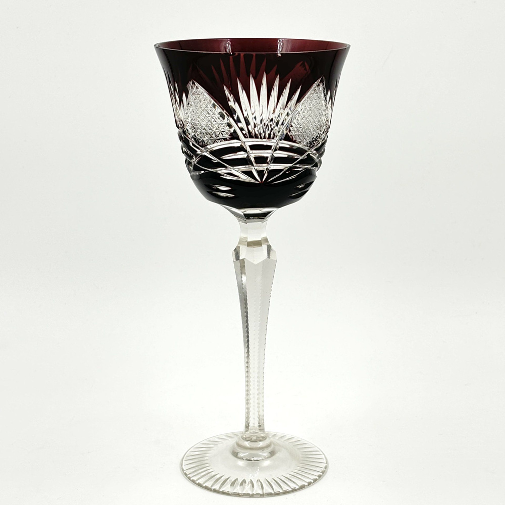 Бокал винтажный для вина на высокой ножке, украшенный резным декором ...