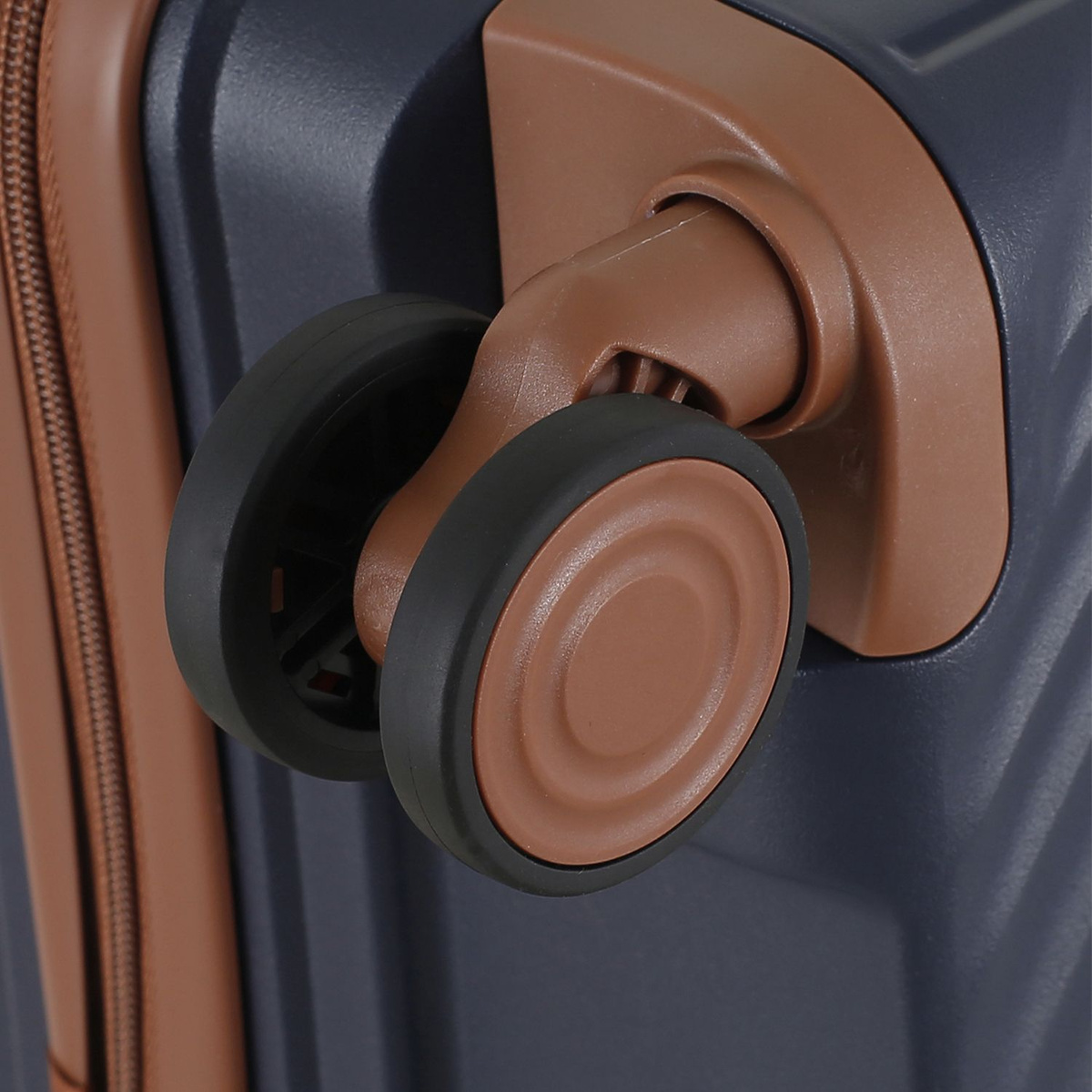 Прорезиненные бесшумные колёса с поворотом на 360 градусов обеспечивают отличную проходимость чемодана и плавность его хода.