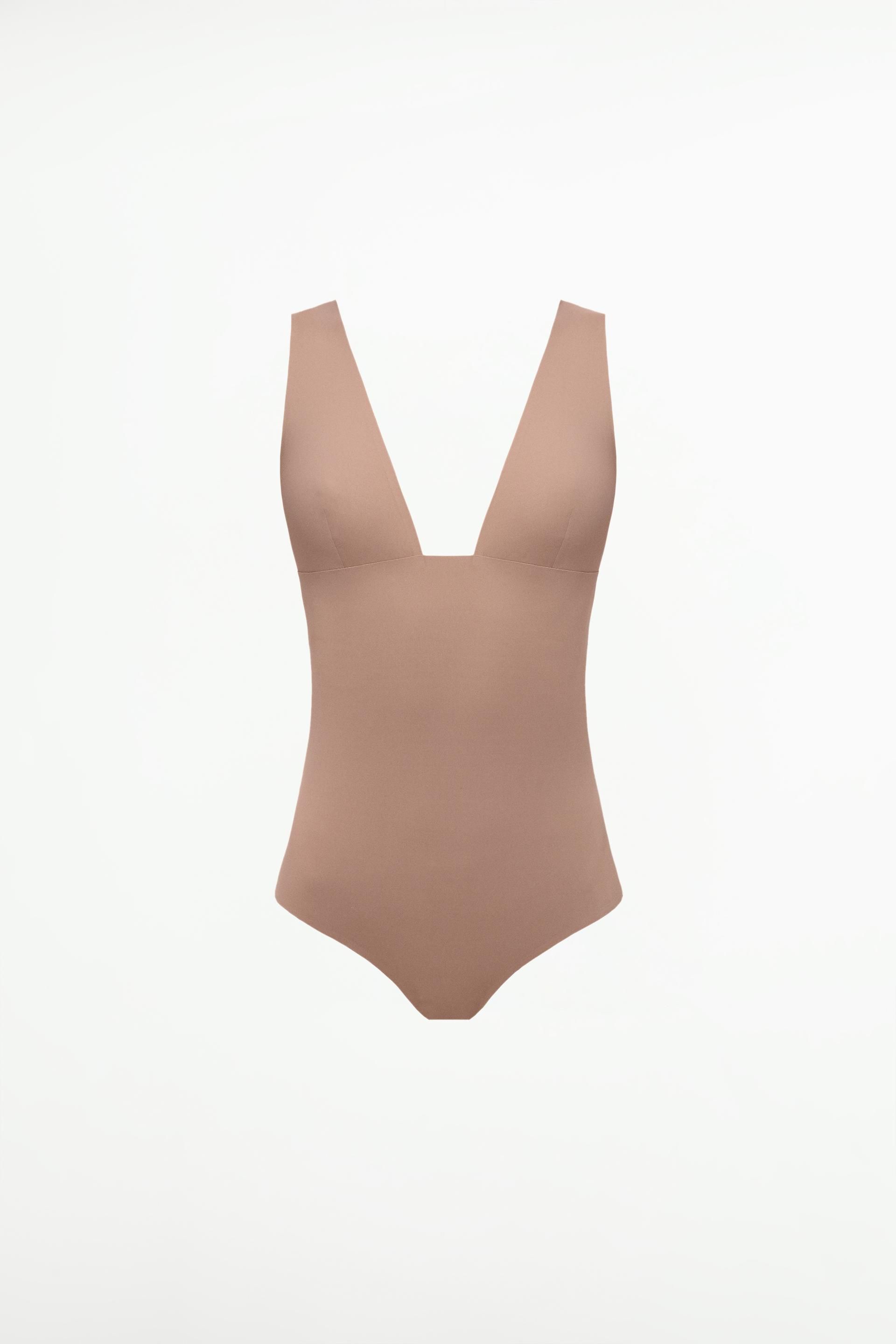 Соблазнительные формы раздетой Zara Соблазнительные формы раздетой Zara