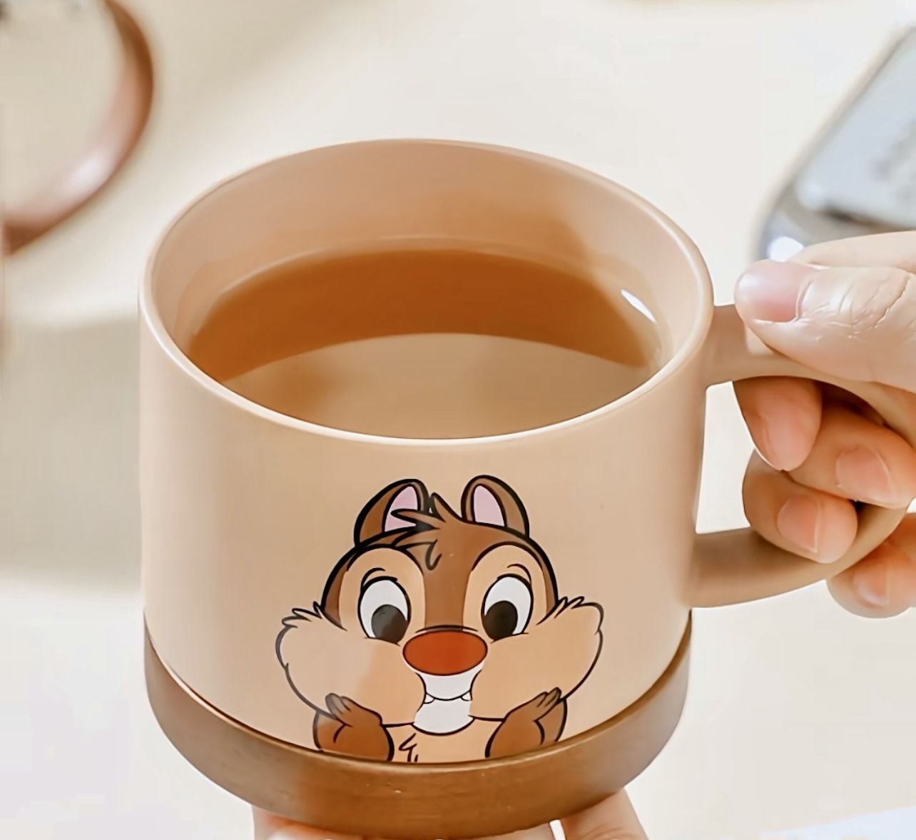 Disney / Дисней, премиум-кружка Чип из серии Чип и Дейл с деревянной основой