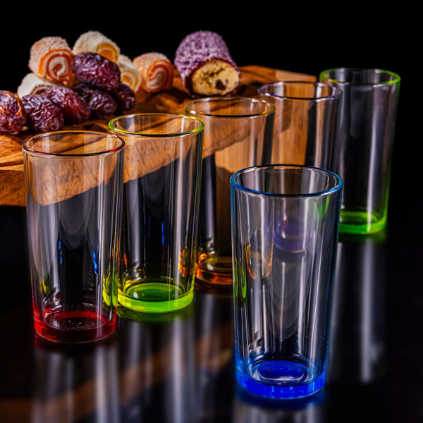 стакан с чистой и ржавой водой для сравнения