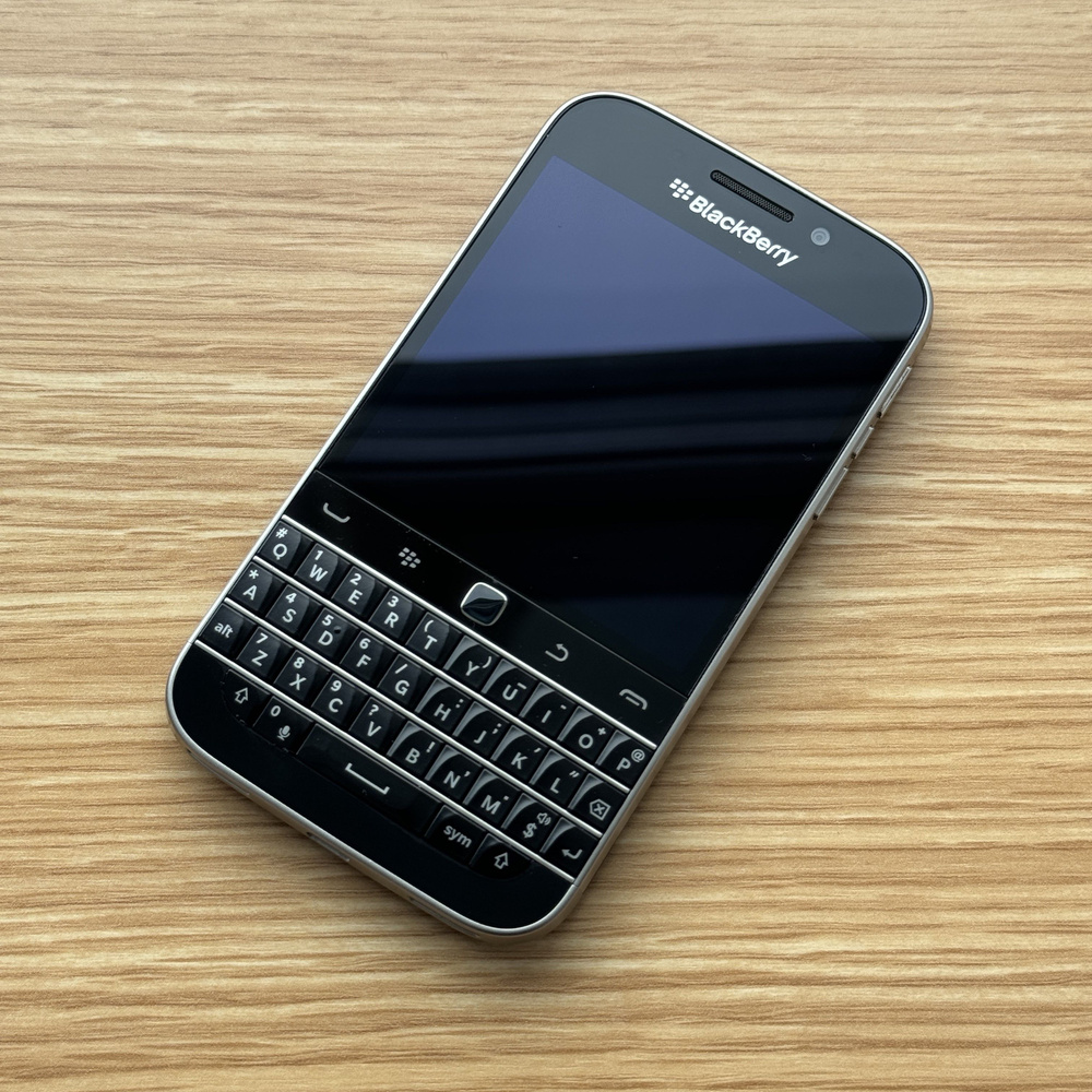 BlackBerry Мобильный телефон Classic Q20, черный