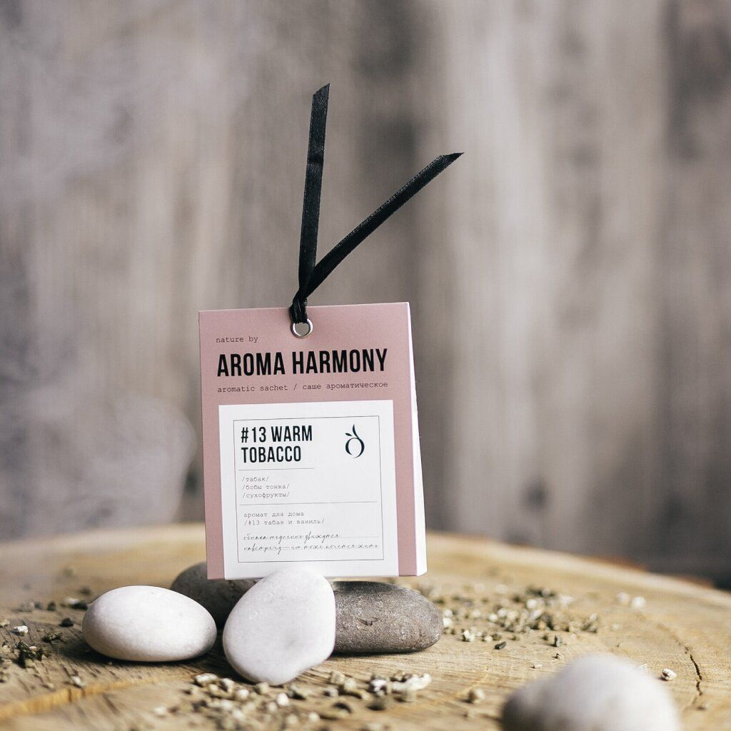 Aroma Harmony, саше ароматизированное №13 Warm Tobacco, 10 г, 1 штука. Ароматическое саше для белья Aroma Harmony Warm Tobacco - бумажный фильтр-пакет с натуральным наполнителем, который пропитан эфирными маслами. Саше на натуральной основе с ароматом бобов тонка, табака и сухофруктов. Саше можно положить в комод с бельем или в кухонный шкафчик, а можно повесить в автомобиле при помощи держателя. Предназначен для ароматизации небольших пространств: шкаф с пастельным бельем или одеждой, салон автомобиля, кухонная тумба под раковиной, кладовка.