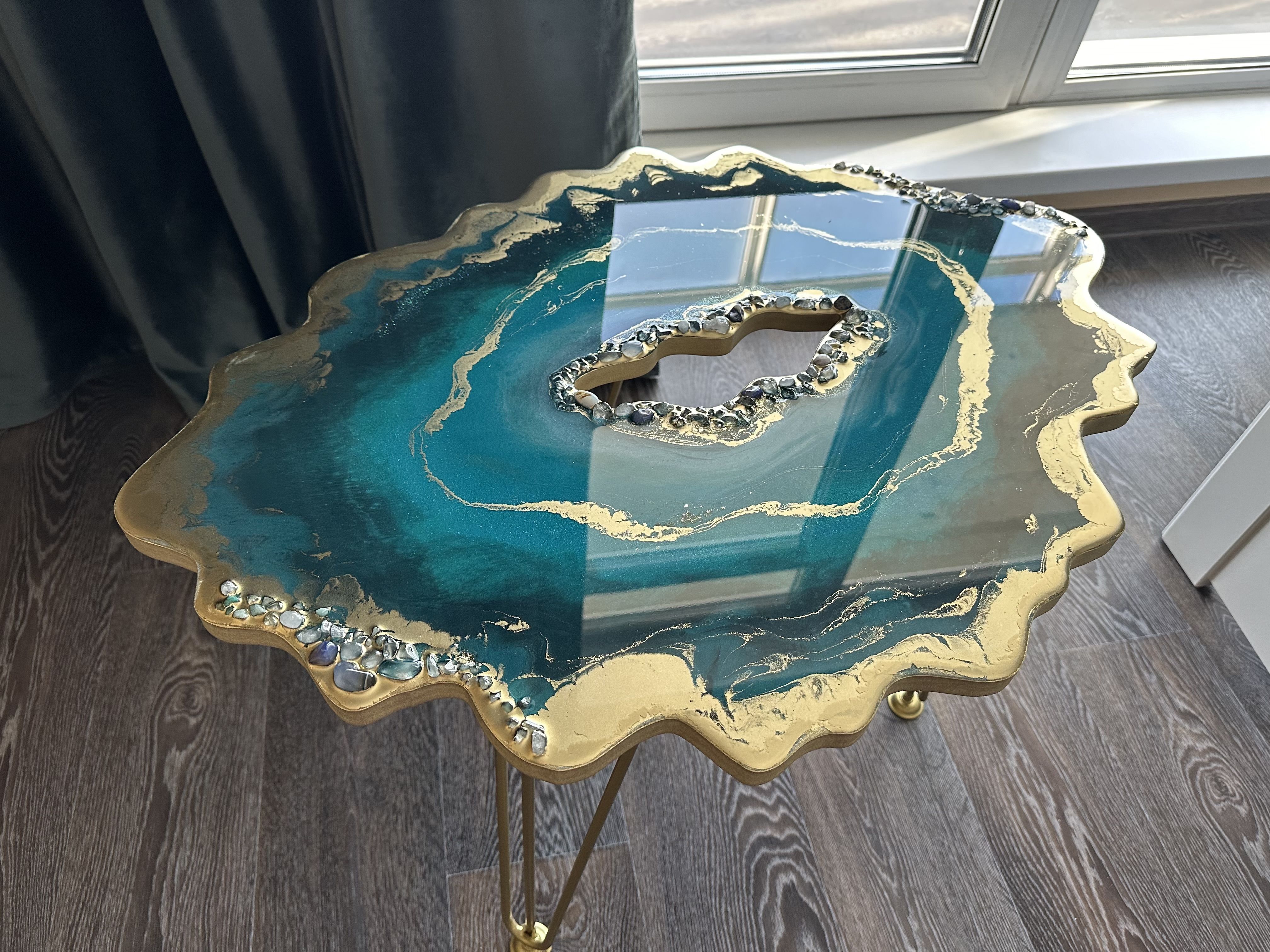 Конструкция столика из массивной основы, декоративной травы и нержавеющей стали