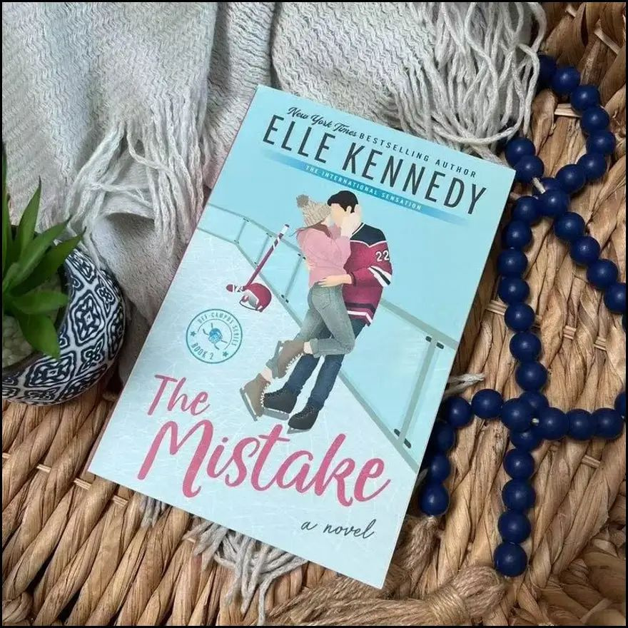 Книга The Mistake (Off-Campus #2), Elle Kennedy Роман про хоккеистов университета #1
