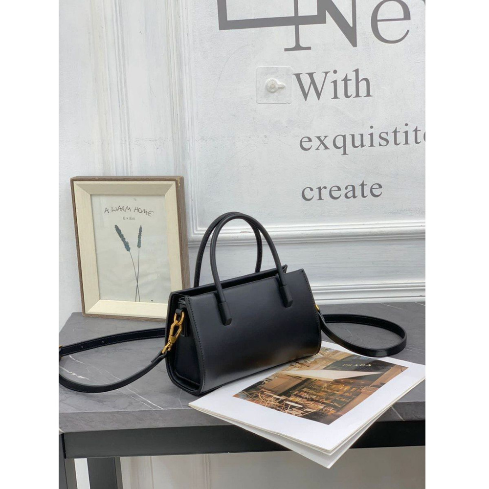 Сумка женская через плечо с ручками и брелком классическая - купить с ...