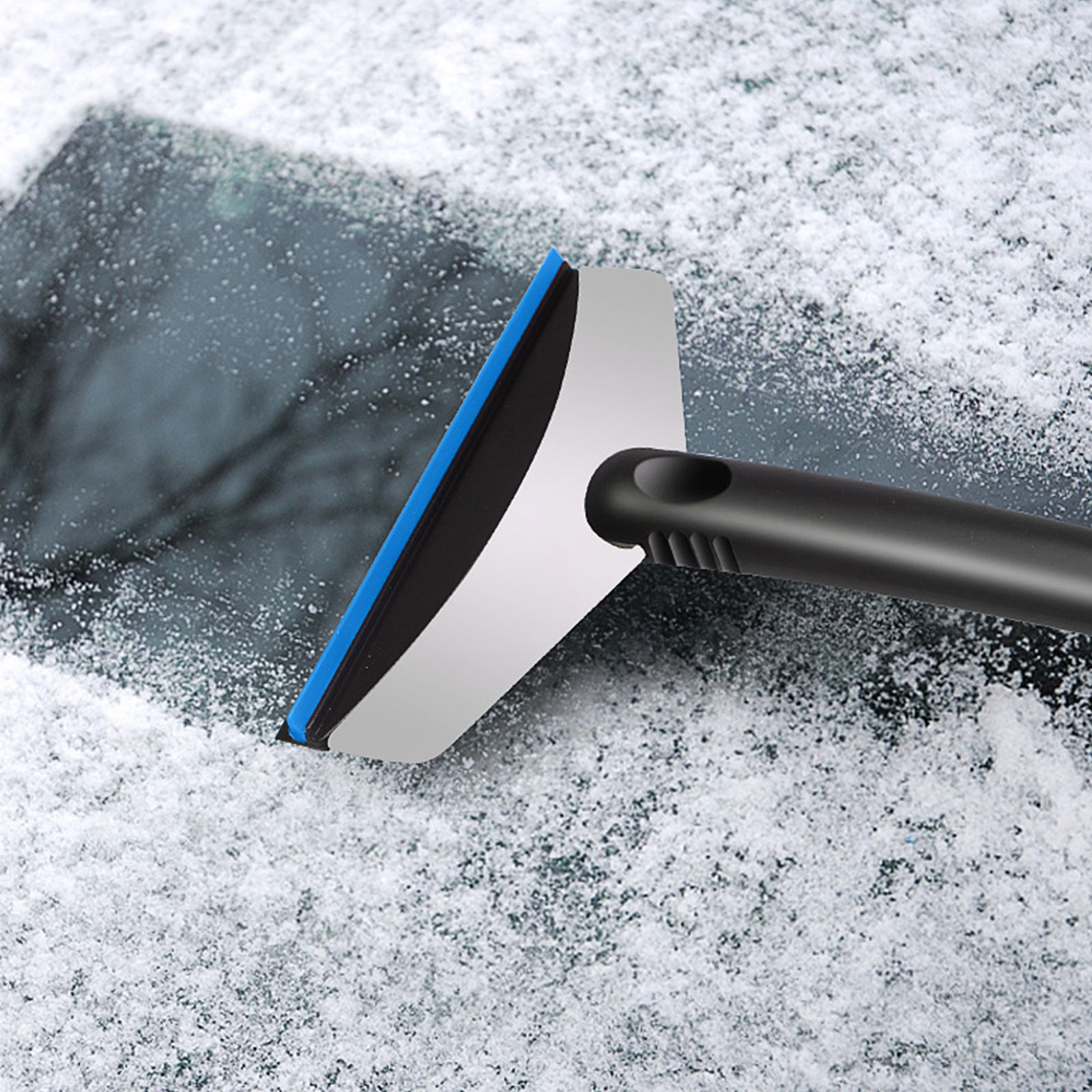 Щетки стеклоочистителя, обработанные размораживателем, освобождены ото льда