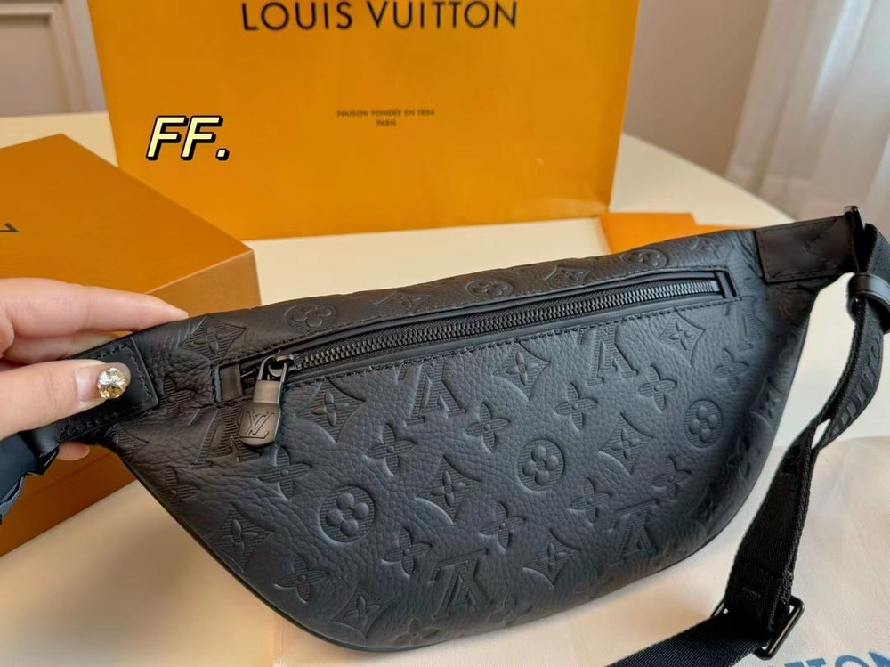 Louis Vuitton Сумка на пояс #1