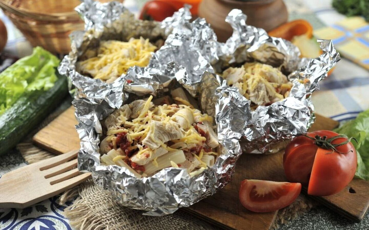 Мясо в фольге. Говядина в духовке сочная и мягкая в фольге. Блюда в фольге. Готовые блюда в фольге. Рыба по вьетнамски.